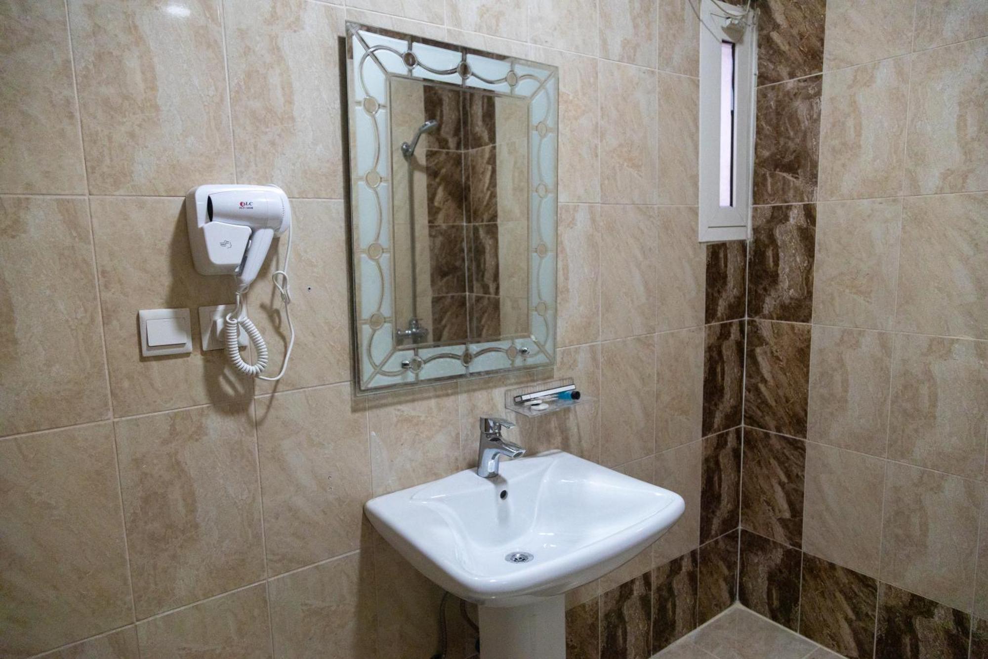 Al Manzil Almutmeez Aparthotel Dzsidda Kültér fotó